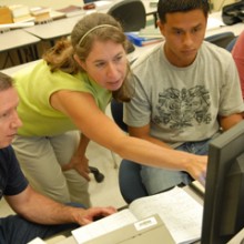 Leah Figur Akins '82 helps students at a computer