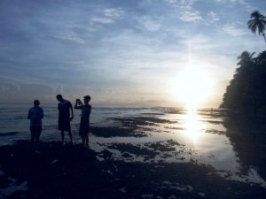 Students explore the Costa Rican coastline.