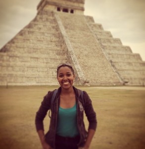 Jiselle Peralta ’13 stands before a pyramid at Chichen Itzá