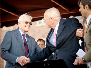 President Jimmy Carter shakes hands with Robert Pastor ’69 to thank him for his introductory remarks as Pastor's son, Kip, helps him stand.