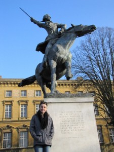 Rebecca McIver ’15 stands in front of the statue of the Marquis de Lafayette in Metz, France