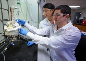Professor Lindsay Soh works in her lab with Christopher Verni ’15.