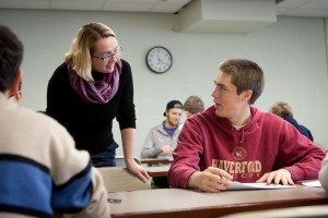 Professor Jenn Rossmann discusses an assignment with Henry Scales ’17.