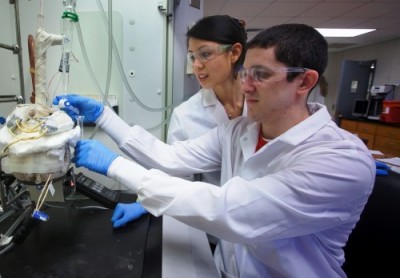 Professor Lindsay Soh works in her lab with Christopher Verni ’15.