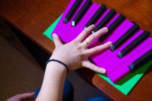 Manaka Gomi '23 demonstrates her curved keyboard