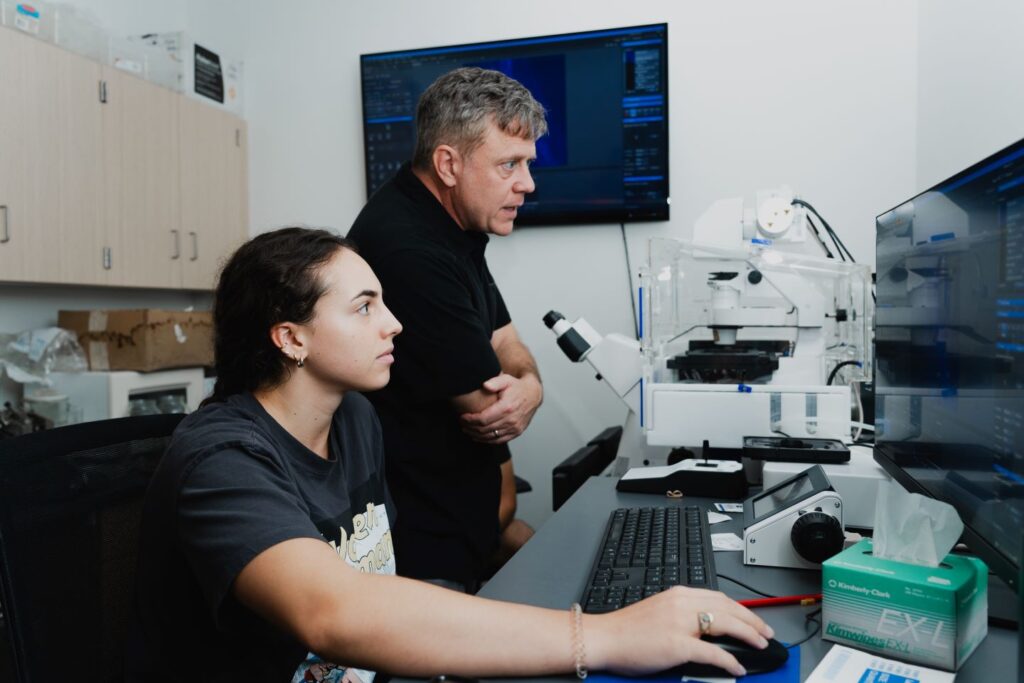 Abigail Mack ’24 and James Dearworth Jr., associate professor of biology and department head, are researching how turtle retina cells respond to glutamate under different temperatures.