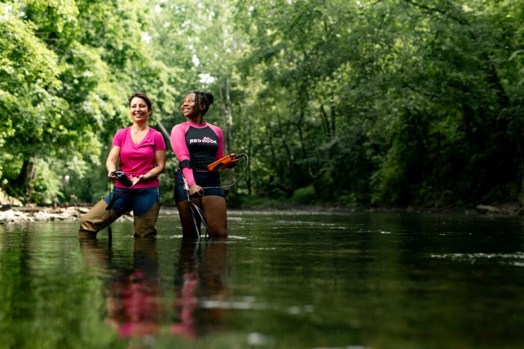 Prof. Meg Rothenberger ’02 and Eurnett Christopher ’25 working together to reintroduce freshwater mussels in Bushkill Creek 