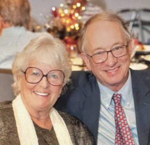 Sharon and Thomas '67 Smith are seated and smiling at the camera