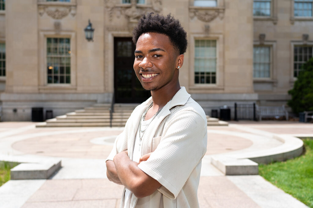 Dashawn Sheffield '27 sonríe fuera del Kirby Hall