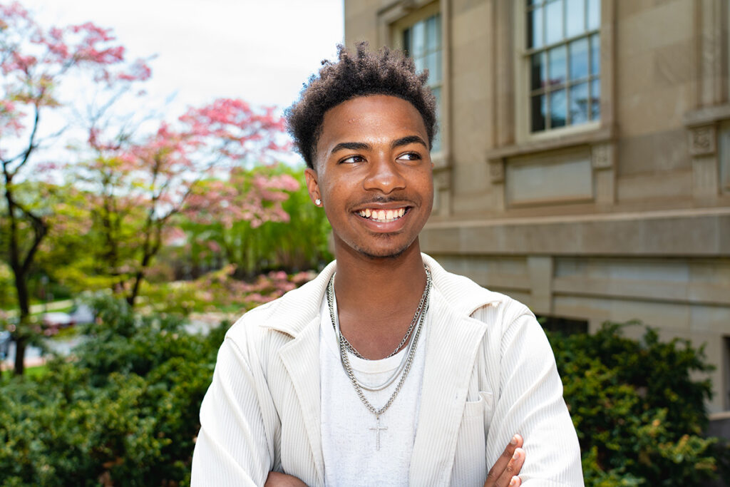 Dashawn Sheffield '27 sonríe fuera del Kirby Hall.