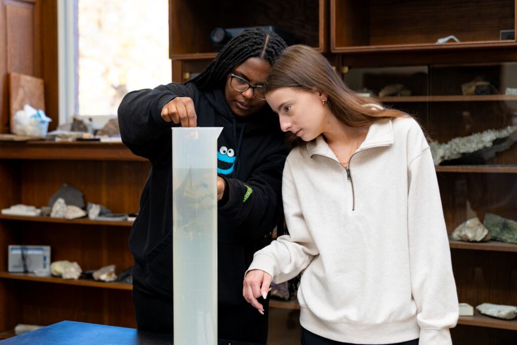 For Jadey Mercedes ’28 (left) and Emily Gelewski ’28, GEOL 130 confirms that Lafayette College was the right choice. | Photo by JaQuan Alston