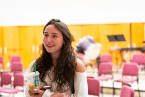 Στο MUS101, η Camryn Fitch '28 λέει ότι έχει ανακαλύψει μια βαθύτερη εκτίμηση για το πώς η μουσική περιβάλλει κάθε μέρος της ζωής μας. | Φωτογραφία JaQuan Alston