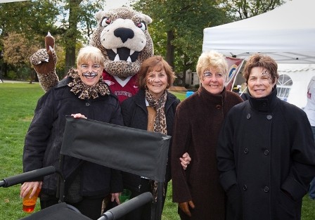 2010 Homecoming Weekend: Saturday Activities: Annual Alumni Tailgate on the Quad  (4571)