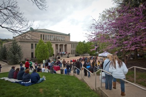 The Arts Society hosts an a cappella concert on the steps of Oechsle Hall