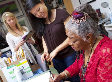 Faith Ringgold signs a copy of her book for Annie Zheng '14.