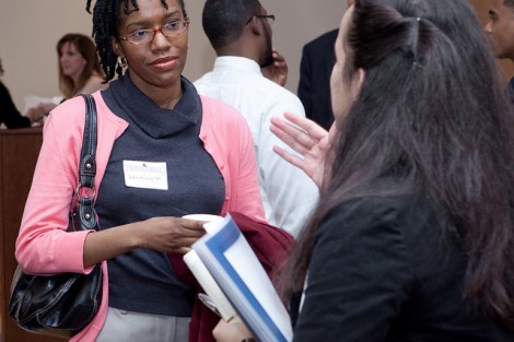 Jakea Coon '95 speaks with students.