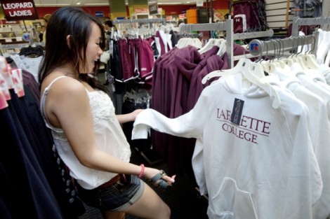 Sammi Pang '15 shops inside the College Store.