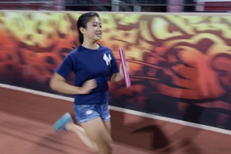 Jaclyn Diaz '15 competes in a relay race.