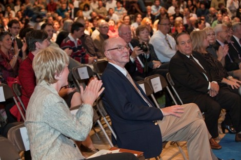 3,600 people filled Kirby Sports Center to capacity. Sandra Weiss (left) and Walter Oechsle '57 welcome Gorbachev.