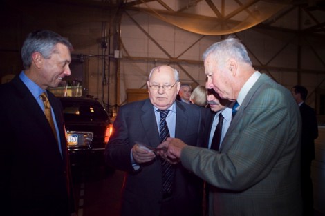 Mikhail Gorbachev meets with trustees Steven Pryor '71, left, and Charlie Hugel '51.