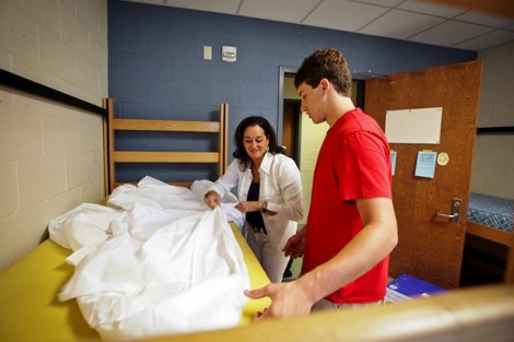 Heidi Leeds helps her son, Mitchell '16, move into his Kamine Hall room.