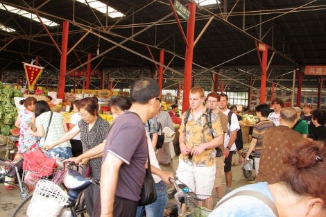 The students explore a Beijing farmer’s market.