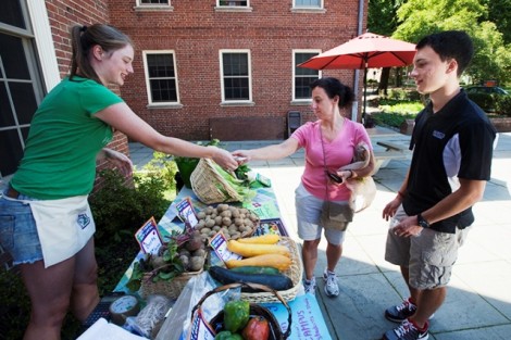Annie Mikol '13, left, sells some of the organic garden's vegetables to Donna Schultheiss and her son, Matthew Schultheiss '15.
