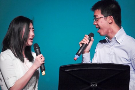 Yinan Xiong '16 performs a duet with Jason Sheng '15.