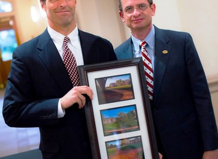 Jeff Kirby '84 (left) accepts a plaque from President Daniel Weiss on behalf of the F. M. Kirby Foundation.