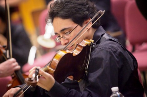 A female student plays the violin.