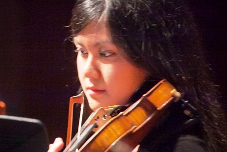 A female student plays the violin.