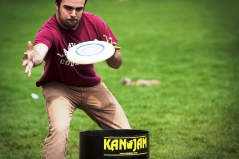 A student plays Frisbee golf.