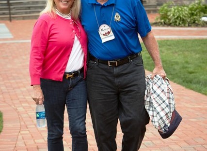 Beth and Ed Brunswick ’58 stroll through the Quad during the Class Socials Campus Crawl. 