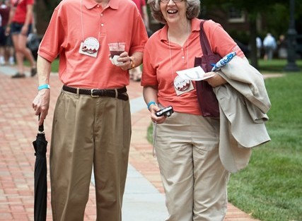 David Vilcek ’78 and HelenBeth Garofalo Vilcek ’79 enjoy a walk around campus.