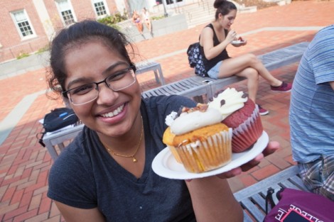 Students enjoy a dessert social in Anderson Courtyard. 