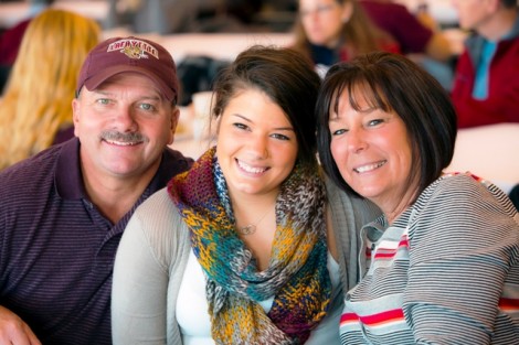 Tori Binz '17 has lunch with her parents, Jeff and Debbie.