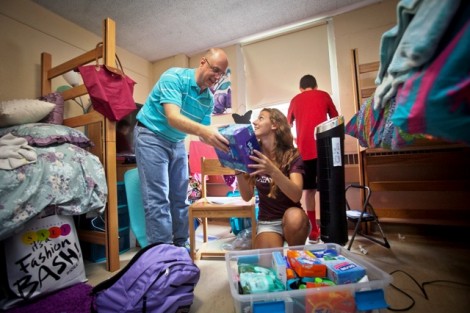 Phoebe Silos ’18 sets up her room with her parents.