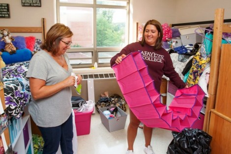Sarah Vanderbilt ’18, right, and her mom Robin put away her things in Kamine Hall.