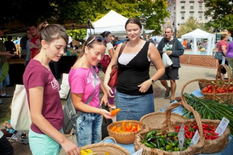Professors Tamara Carley, Jessica Hejny, and Kathleen Vongsathorn shop for peppers at the farmers’ market.