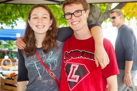 Andrea Coles ’17 and George Tillery ’17 walk around the farmers’ market.