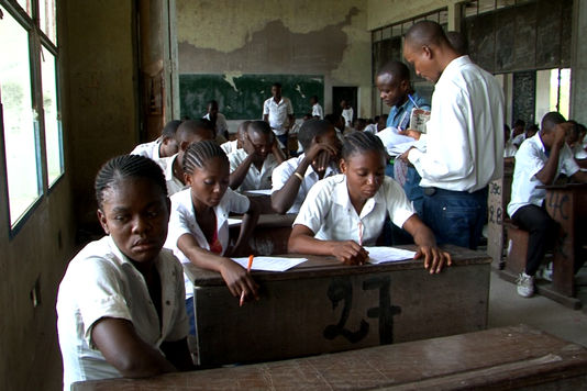 A scene with schoolchildren from the film Examen d’État 