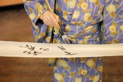 calligraphy master Shuho Kondo uses brush on paper