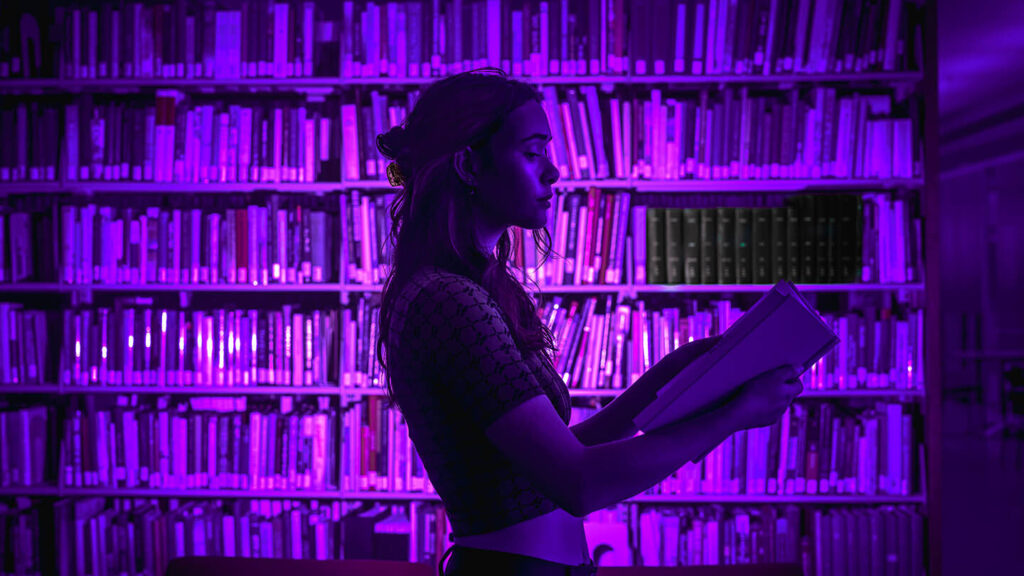 Samantha Semsel '25 searches through books in Skillman Library