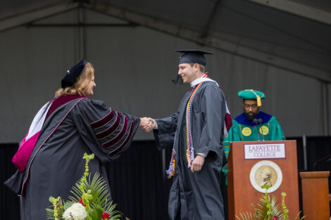 A student shakes hands with President Hurd.