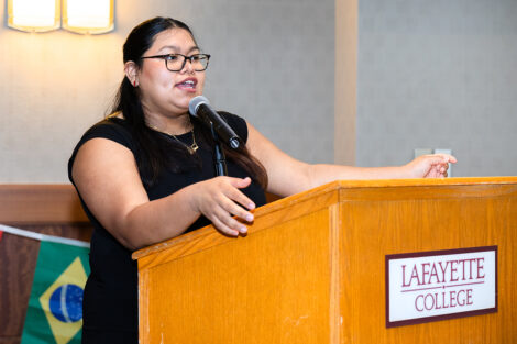 A speaker at Unidos en Celebración