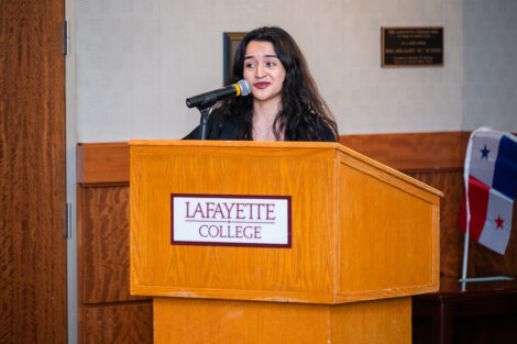 A speaker at the Unidos en Celebración