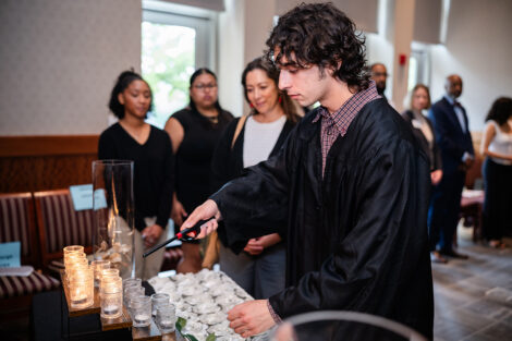 A student with candles at the Unidos en Celebración