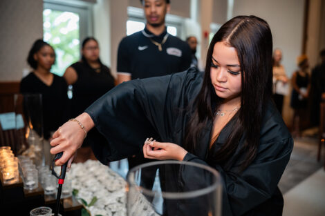 A student with candles at the Unidos en Celebración