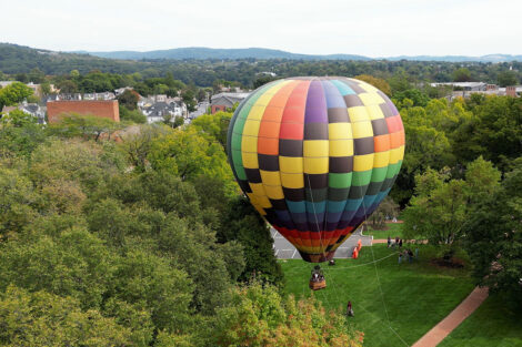 Hot air balloon flies on the Quad.