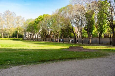 People walking in the Picpus Cemetery of Paris